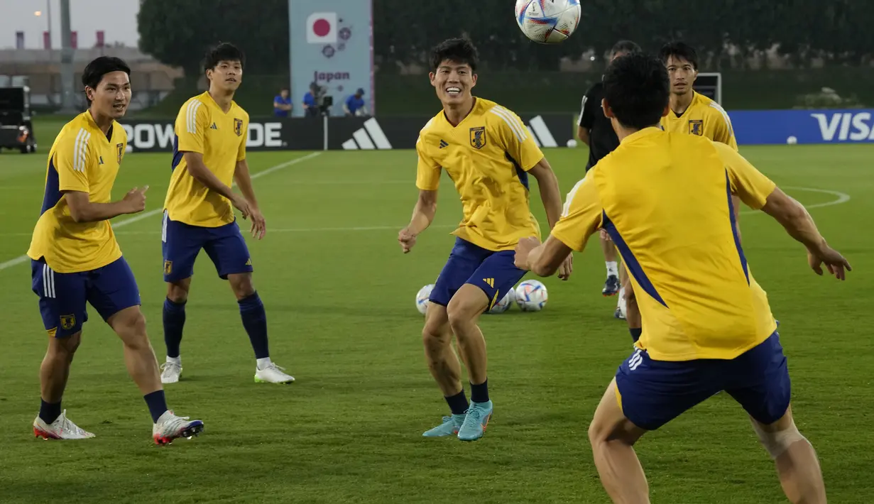 Para pemain saat mengikuti sesi latihan tim di Doha, Qatar, Minggu, 4 Desember 2022. Jepang berhasil lolos ke babak 16 besar Piala Dunia 2022 sebagai juara Grup E. (AP Photo/Eugene Hoshiko)