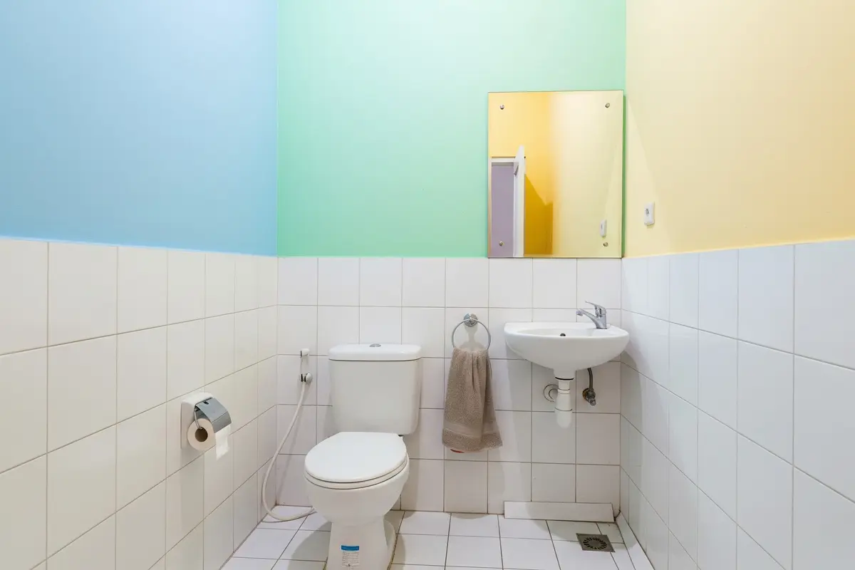 Desain Kamar Mandi Kecil Tanpa Jendela yang Tetap Terang