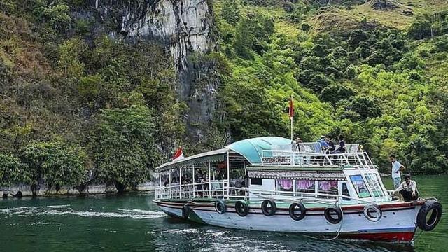 Batu Gantung di Danau Toba adalah salah satu destinasi wisata di Medan