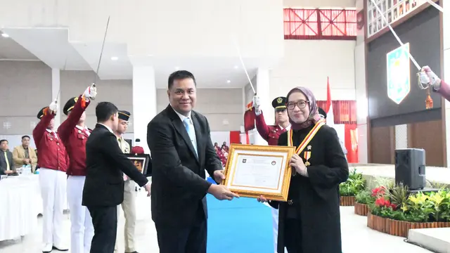 Rektor IPDN, Dr. Halilul Khairi., M.Si menyambut antusias kehadiran MenpanRB Rini Widyantini., S.H., M.P.M di depan seluruh civitas akademika dan praja IPDN.