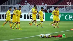 Sejumlah pemain Song Lam Nghe An berlari saat latihan resmi jelang melawan Persija pada laga penyisihan grup H Piala AFC 2018 di Stadion GBK Jakarta, Selasa (13/3). Persija akan menjamu Song Lam Nghe An, Rabu (14/3). (Liputan6.com/Helmi Fithriansyah)