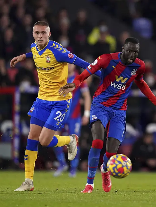 Gelandang Crystal Palace Cheikhou Kouyate berebut bola dengan gelandang Southampton Will Smallbone pada pertandingan pekan ke-17 Liga Inggris di Selhurst Park, London, Kamis (16/12/2021) dini hari WIB). Laga antara Crystal Palace vs Southampton berbagi poin dengan skor 2-2.  (Adam Davy/PA via AP)