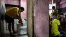 Seorang narapidana menggunakan toilet di dalam penjara Quezon City di Manila, Filipina, 29 Juli 2016. Kondisi sanitasi penjara Quenzon City sangat buruk, hanya terdapat satu toilet yang digunakan hingga 130 narapidana. (Noel Celis/AFP)