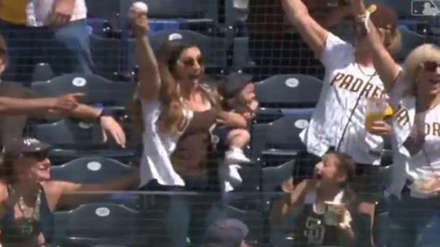 Seorang ibu berhasil menangkap bola pada pertandingan bisbol