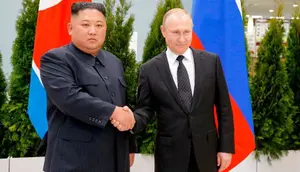 Pemimpin Korea Utara Kim Jong-un dan Presiden Rusia Vladimir Putin di Vladivostok, Kamis 25 April 2019 (Alexander Zemlianichenko / AP PHOTO)