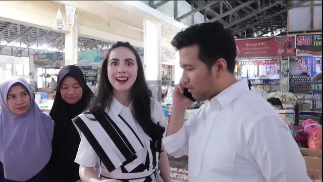 Arumi Bachsin blusukan ke pasar dengan suami