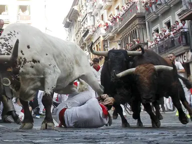 Festival San Fermin atau festival bull-run kembali dibuka di Pamplona, Spanyol, Selasa (7/7/2015). Ribuan pengunjung sangat antusias saat komplotan banteng berlari menyeruduk mereka. (Reuters/Susana Vera)