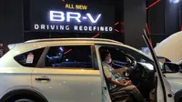 Pengunjung menjajal duduk di balik kemudi all-new Honda BR-V untuk merasakan kenyamanannya. (Septian/Liputan6.com)