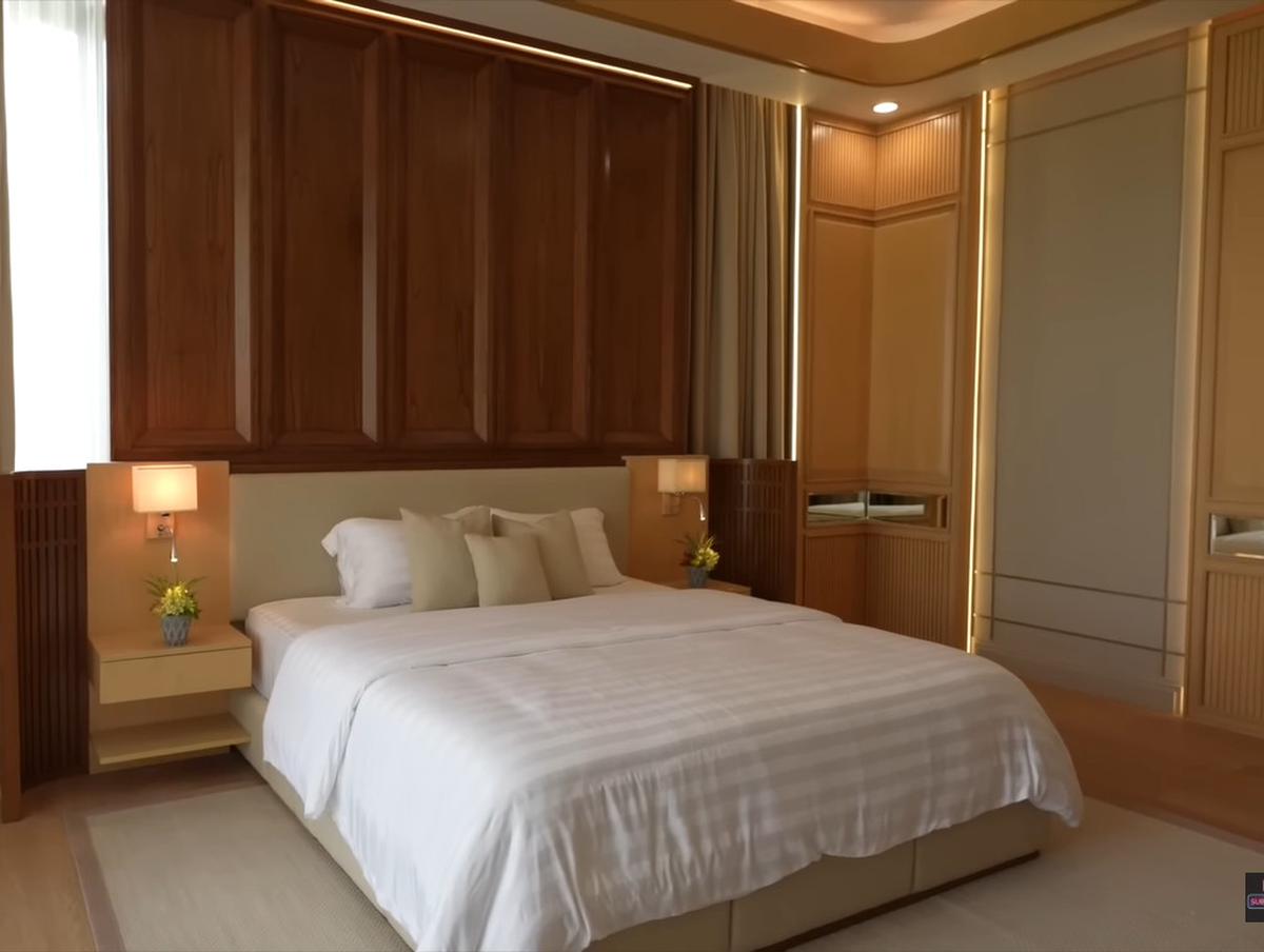 Tempat Tidur Simetris dengan Headboard Vertikal Kamar Luna Maya (©YouTube: Luna Maya)