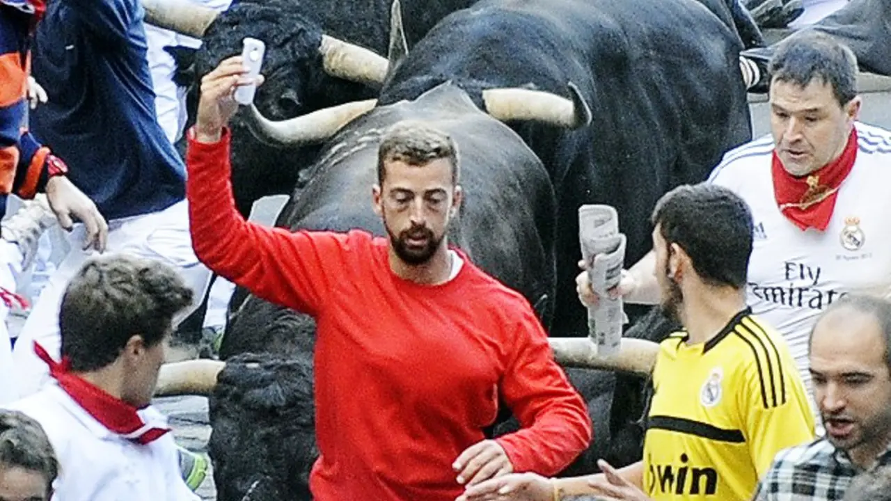 Pria berbaju merah nekat selfie saat dikejar banteng