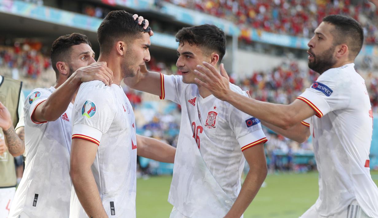 Spanyol lolos ke babak 16 Besar Euro 2020 (Euro 2021) sebagai runner-up usai menang telak 5-0 atas Slovakia dalam laga pamungkas Grup E di La Cartuja Stadium, Sevilla (23/6/2021) malam WIB. Juara grup direbut Swedia, sementara Slovakia harus tersingkir. (Foto: AP/Pool/Jose Manuel Vidal)