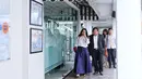 Marcella Zalianty ketua PARFI 56 menjenguk Pretty Asmara di rumah tahanan Polda Metro Jaya, Rabu (19/7/2017). Marcella datang bersama dengan kuasa hukum PARFI56, Minola Sebayang.  (Adrian Putra/Bintang.com)