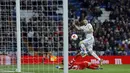 Pemain Real Madrid, Karim Benzema (atas) mengecoh kiper Leganes, Nereo Champagne pada perempat final Copa del Rey di Santiago Bernabeu stadium, Madrid, (24/1/2018). Leganes menang 2-1. (AP/Francisco Seco)