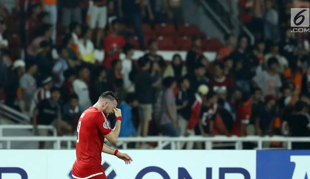 Pemain Persija, Marko Simic tertunduk usai dikalahkan Home United pada laga kedua Semifinal Zona Asia Tenggara Piala AFC 2018 di Stadion GBK, Jakarta, Selasa (15/5). Persija kalah 1-3. (Liputan6.com/Helmi Fithriansyah)