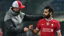 Pelatih Liverpool, Jurgen Klopp, memberikan selamat kepada Mohamed Salah usai timnya meraih kemenangan atas Atalanta pada laga lanjutan Liga Champions 2020/2021 di Gewiss Stadium, Rabu (4/11/2020) dini hari WIB. Liverpool menang 5-0 atas Atalanta. (AFP/Miguel Medina)