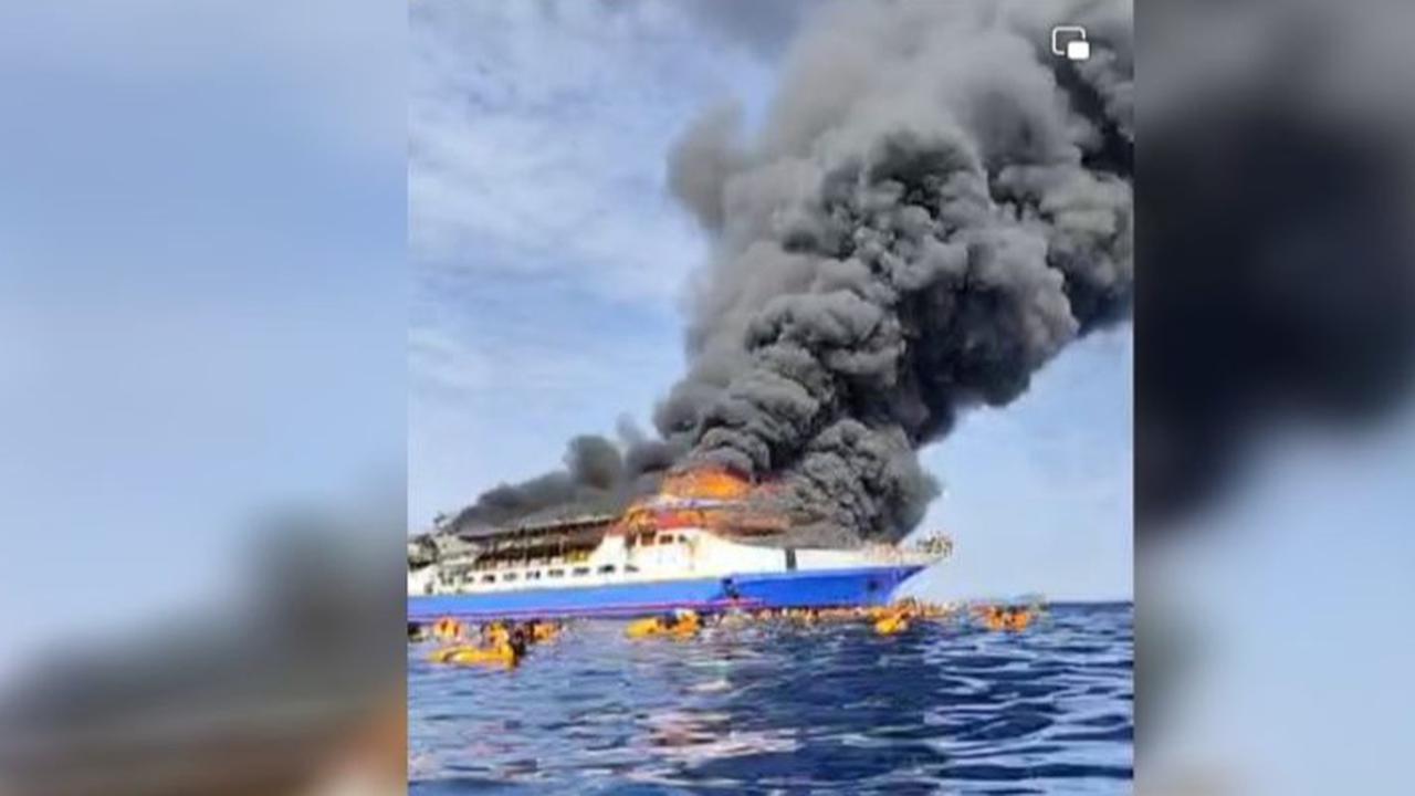 KM Barcelona 5 Terbakar di Sulut, Asap Hitam Membubung dan Banyak Penumpang Terapung