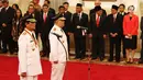 Sri Sultan Hamengku Buwono X (tengah) dan KGPAA Paku Alam IX (kanan) saat pelantikan Gubernur DIY dan Wakil Gubernur DIY periode 2017-2022 di Istana Negara, Jakarta, Selasa (10/10). (Liputan6.com/Angga Yuniar)