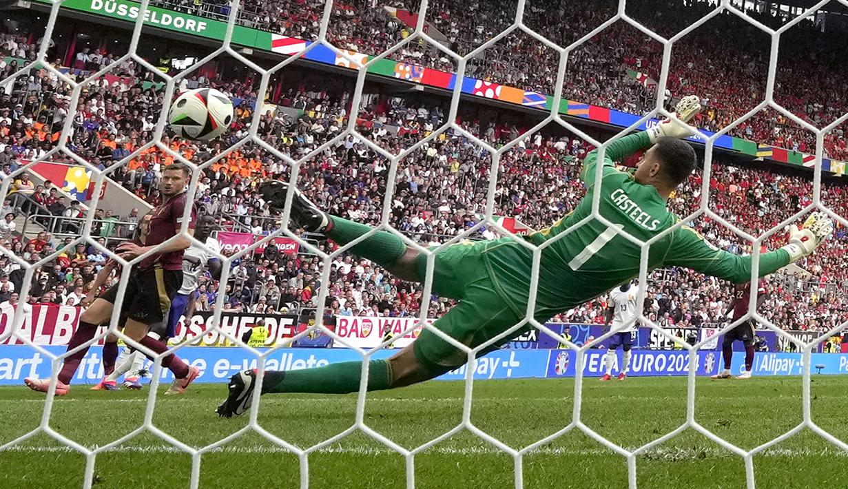Timnas Belgia harus tersingkir di babak 16 besar Euro 2024 setelah kalah 0-1 dari Prancis dalam laga yang digelar di Merkur Spiel-Arena, Dusseldorf, Jerman, Senin (1/7/2024) malam WIB. Gol kemenangan pasukan Didier Deschamps justru lahir dari gol bunuh diri bek Belgia, Jan Vertonghen hanya enam menit sebelum waktu normal berakhir. Seperti apa momen gol bunuh diri ke-9 sepanjang berlangsungnya Euro 2024 tersebut? (AP Photo/Martin Meissner)