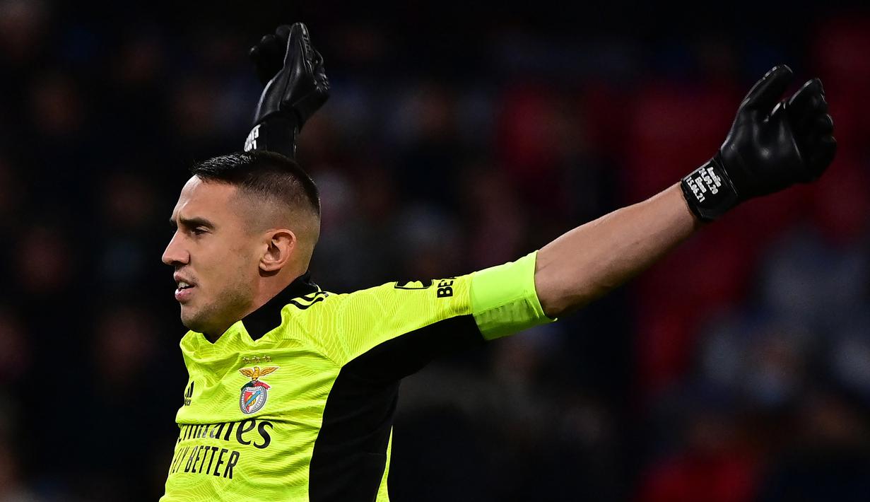 Odisseas Vlachodimos. Kiper Yunani berusia 28 tahun yang telah 4 musim memperkuat Benfica sejak didatangkan dari Panathinaikos pada awal musim 2018/2019 dengan nilai transfer 2,4 juta euro ini menjadi kiper dengan jumlah penyelamatan terbanyak ketiga di Liga Champions musim 2021/2022. Ia total membuat 38 saves dan 5 kali clean sheet dari 10 laga. Benfica sendiri dibawanya hingga ke babak perempatfinal hingga akhirnya disingkirkan Liverpool. (AFP/Tobias Schwarz)