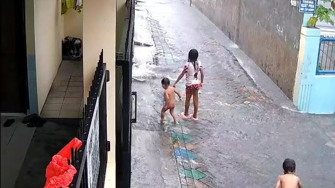 Balita Hanyut di Selokan Surabaya Saat Mandi Hujan belum Ditemukan, Keluarga: Semoga Masih Hidup
