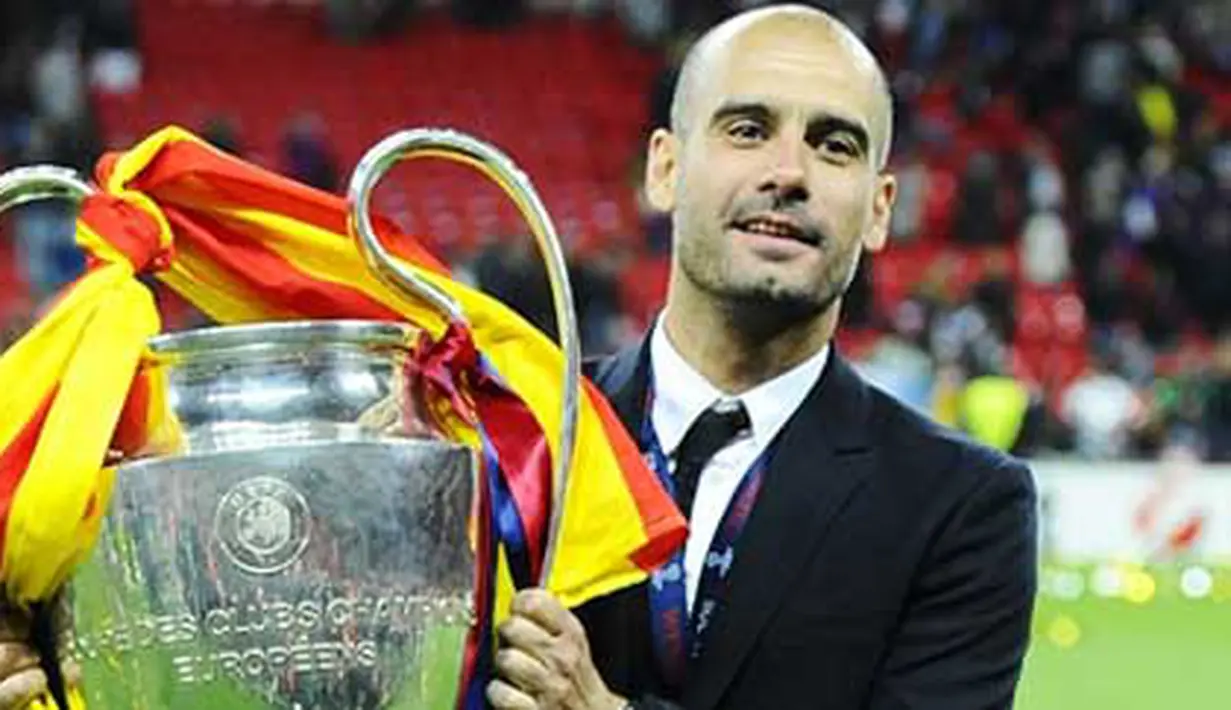 Pelatih Barcelona Pep Guardiola mengangkat trofi Liga Champions usai tim asuhannya menundukkan Manchester United 3-1 pada partai final di Wembley Stadium, 28 Mei 2011. AFP PHOTO/CARL DE SOUZA