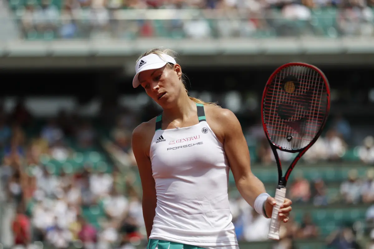 Angelique Kerber jadi unggulan teratas pertama sepanjang sejarah yang tersingkir di babak pertama Prancis Terbuka. Dia kalah dari Ekaterina Makarova 2-6, 2-6, Minggu (28/5/2017).
