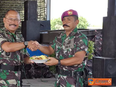 Citizen6, Surabaya: Usai memberikan sambutan, Komandan Pasmar-1 memotong tumpeng dan memberikannya kepada Komandan Yonif-1 Marinir Mayor Marinir Teddy Yulianda Bakri. (Pengirim: roby 110)