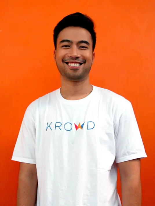 "S3 gue udah tau sih mau ngambil apa, mau ngambil education juga. Kalau dilancarkan di Amerika Serikat , udah tau sih mau ke kampusnya apa. Gue udah tau fakultasnya apa, kampusnya apa," ungkap Vidi Aldiano. (Nurwahyunan/Bintang.com)