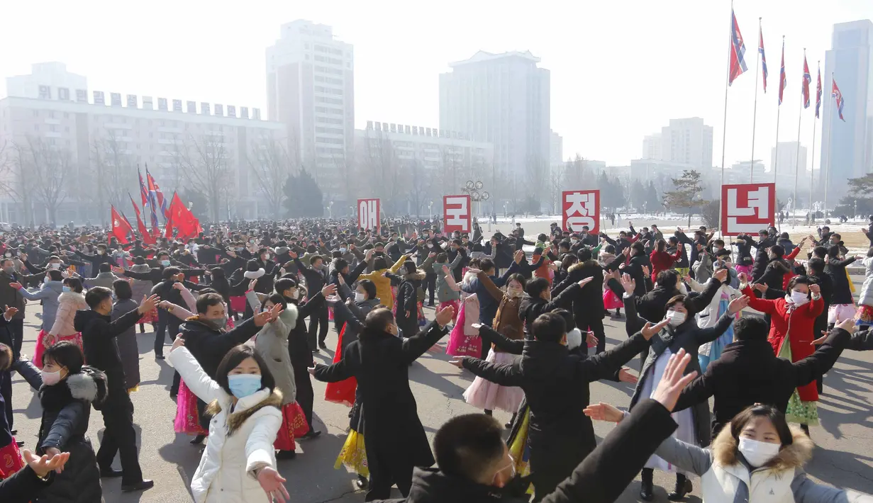 Siswa menari selama perayaan ulang tahun ke-74 berdirinya Tentara Rakyat Korea di alun-alun Stadion Indoor Pyongyang di Pyongyang, Korea Utara, Selasa (8/2/2022).  (AP Photo/Jon Chol Jin)