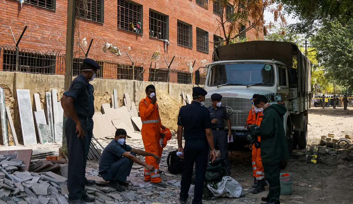 Anggota Pasukan Tanggap Bencana Nasional (NDRF) bersiap melakukan pembersihan menyusul kebocoran gas di sebuah depot kontainer di New Delhi, India, Sabtu (6/5). Otoritas berupaya menyelidiki bagaimana cairan tersebut bisa bocor. (Chandan KHANNA/AFP)