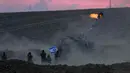 Unit artileri bergerak Israel menembakkan peluru dari Israel selatan menuju Jalur Gaza di posisi dekat perbatasan Israel-Gaza, Israel, Sabtu (14/10/2023). Israel melancarkan pengeboman paling hebat yang pernah terjadi terhadap Jalur Gaza, menjadikan kawasan bagi 2,3 juta warga Palestina tersebut berada dalam kepungan total. (AP Photo/Maya Allerruzzo)