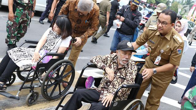 Resmikan Pelican Crossing Halte BI, Anies Baswedan Seberangkan Penyandang Disabilitas