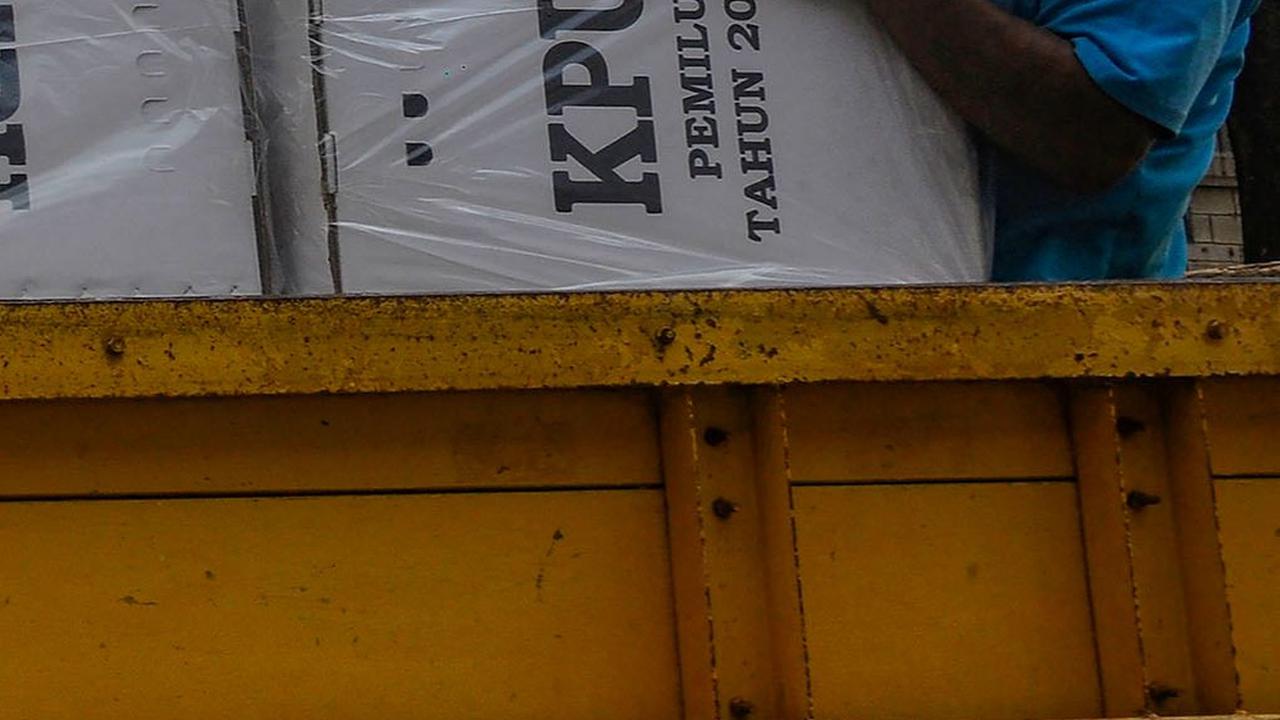 Logistik tersebut nantinya akan disebar ke 3.824 tempat pemungutan suara (TPS) untuk pelaksanaan Pemilu 2024 pada 14 Februari mendatang.&nbsp;Foto: Merdeka.com/Arie Basuki