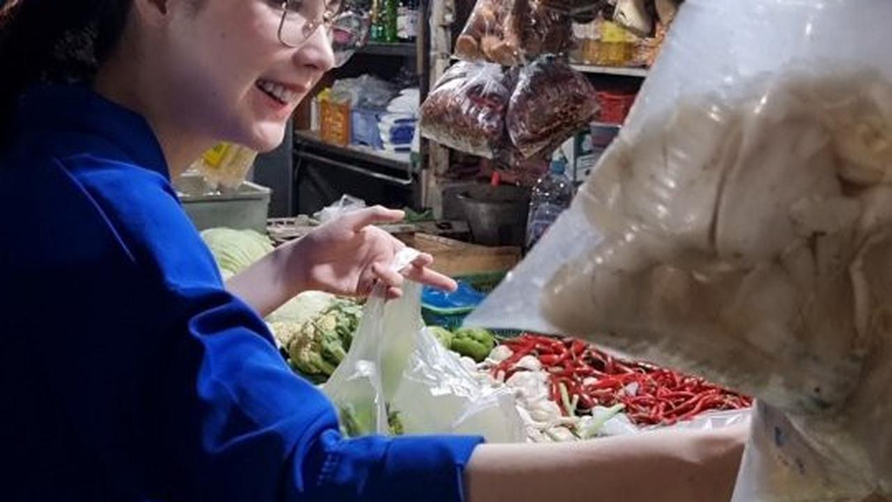 Momen ketika Arumi membeli bahan masakan di pasar tradisional menunjukkan kesederhanaannya, mirip dengan ibu-ibu pada umumnya. Kira-kira, apa ya yang akan dimasak Arumi?<br>
