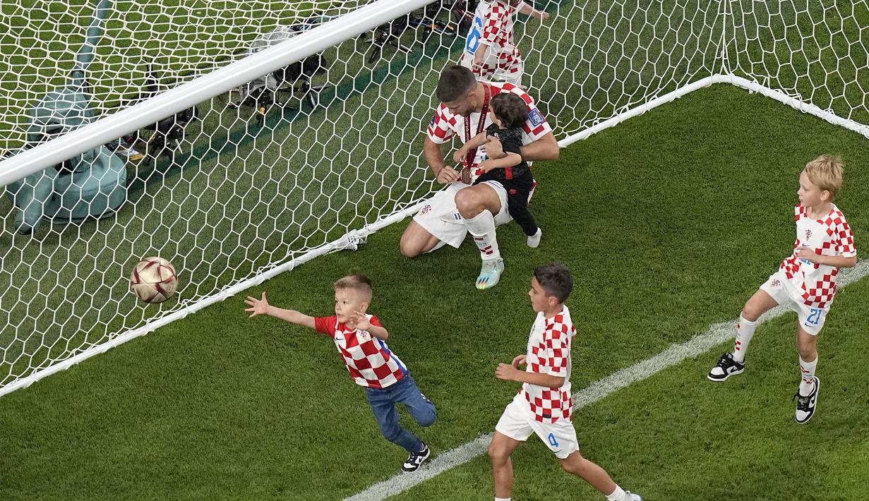 Kegembiraan juga dirasakan anak-anak lain dari pemain Kroasia yang bermain di salah satu gawang Khalifa International Stadium. (AP Photo/Pavel Golovkin)