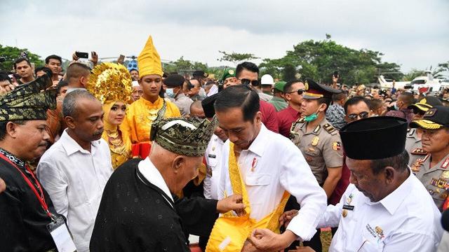 Presiden Jokowi saat mengikuti acara peluncuran program Peremajaan Sawit Rakyat (PSR), di Kelurahan Bagan Batu Kota, Kecamatan Bagan Sinembah, Kabupaten Rokan Hilir, Provinsi Riau, Rabu (9/5). (Dok Foto: BPMI dari Website Setkab)