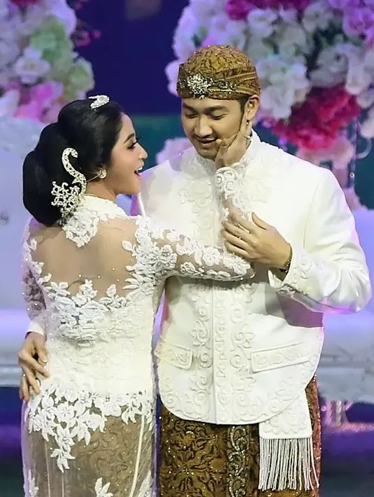 "Karena waktu itu kan aku dijadikan taruhan, Aldi dan teman-teman bandnya. Makanya bercerai," ujar Dewi Perssik. Kini, rumah tangga Depe dengan Angga Wijaya kembali di uji. (Bambang E Ros/Bintang.com)