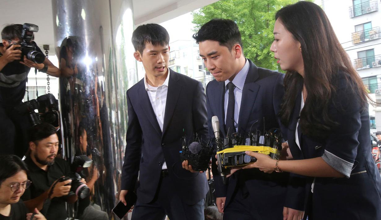 Mantan anggota boyband BIGBANG, Seungri (tengah) tiba untuk menjalani interogasi di Kantor Polisi Metropolitan Seoul, Rabu (28/8/2019). Polisi memanggil Seungri untuk memberikan keterangan atas tuduhan kasus perjudian di luar negeri. (AP/Ahn Young-joon)