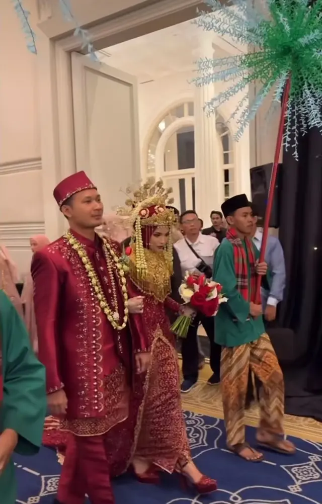 Mahfud MD ngunduh mantu, ini 10 potret resepsi Royhan Akbar dan Zahwa Nadhira pakai adat Betawi