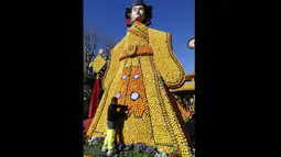 Sejumlah orang bekerja membangun patung yang terbuat dari jeruk dan lemon menjelang festival Lemon di Menton, sebuah kota kecil di Perancis, Rabu (12/2/2015). (AFP PHOTO/Valery Hache)