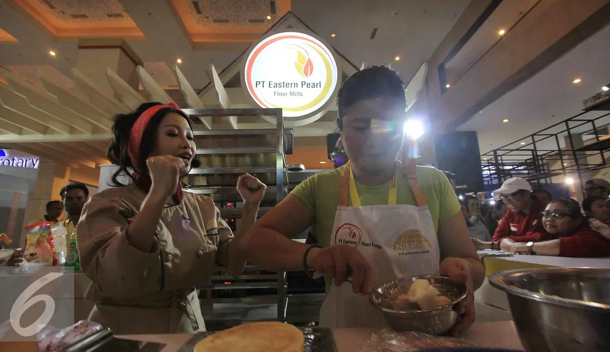 Chef Marinka memberi semangat seorang pengunjung yang ikut membuat roti di acara SIAL INTERFOOD 2016, JIEXPO Kemayoran, Jakarta, Sabtu (10/11). (Liputan6.com/Istimewa)