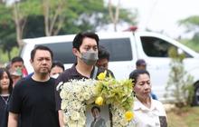 10 Momen Edric Tjandra saat Antarkan Jenazah Sang Ayah ke Tempat Peristirahatan Terakhir, Tak Kuasa Menahan Tangis