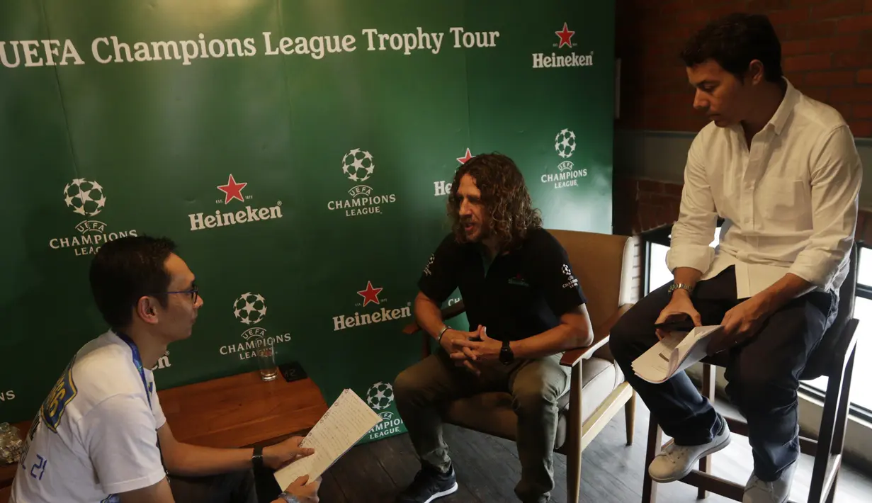 Legenda Barcelona, Carles Puyol, saat interview eksklusif dengan Bola.net di Jakarta, Senin (11/3). Pesepak bola dengan posisi bek itu datang ke Indonesia untuk UEFA Champions League Trophy Tour. (Bola.com/Vitalis Yogi Trisna)