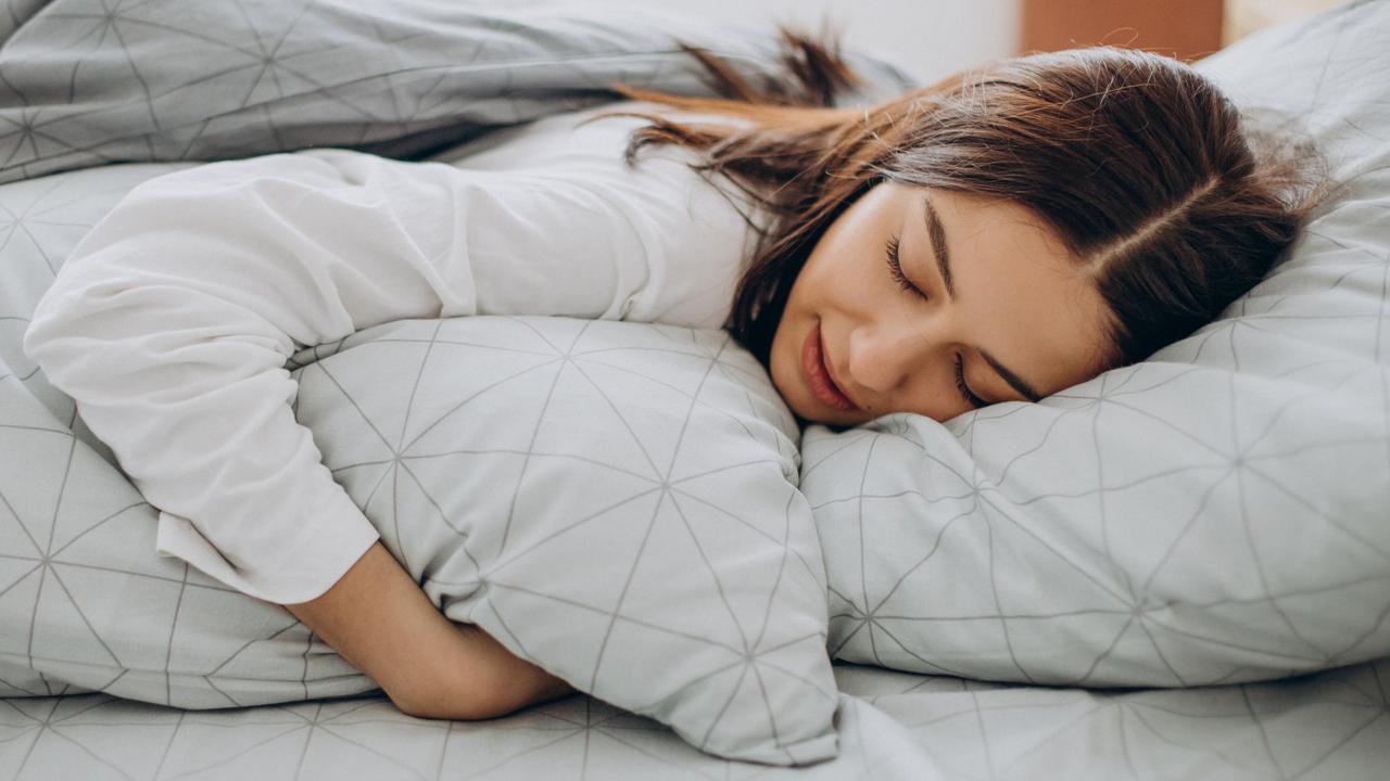 Tidur Pakai Satu atau Dua Bantal, Mana yang Lebih Baik? Ini Jawaban Para Ahli