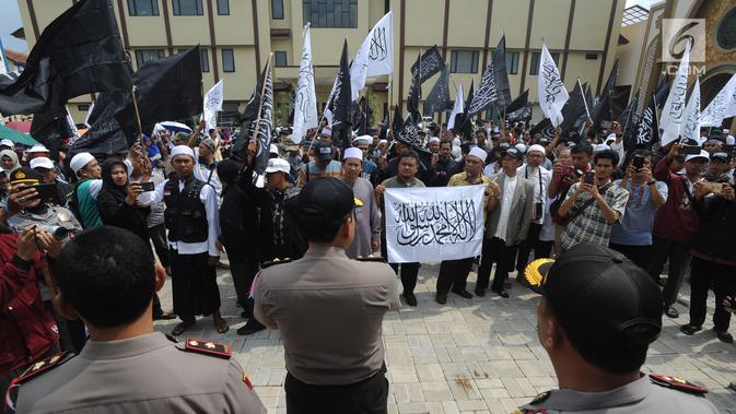 Massa Aliansi Umat Islam Pembela Tauhid Bogor dan Forum Muslim Bogor melakukan aksi unjuk rasa di halaman Polresta Bogor, Jawa Barat, Selasa (23/10). Aksi diikuti ratusan orang. (Merdeka.com/Arie Basuki)