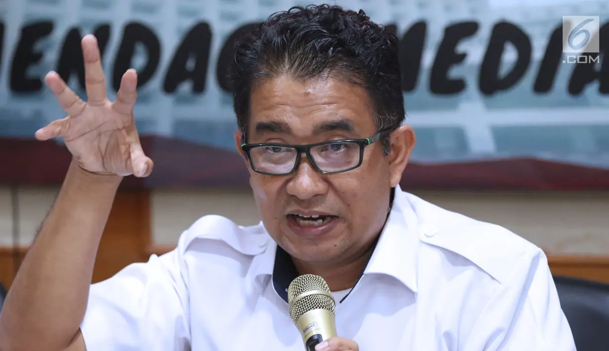 Sesditjen Otda Kemendagri, Akmal Malik memberi keterangan terkait masalah penghentian pelayanan publik di 12 kecamatan dan 56 kelurahan di Kota Bekasi, Jawa Barat pada Jumat (27/7) lalu di Jakarta, Rabu (1/8). (Liputan6.com/Helmi Fithriansyah)