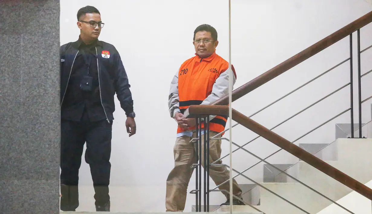 Bupati Lombok Barat Lalu Ahmad Zaini berjalan menuju mobil tahanan usai menjalani pemeriksaan di Gedung Merah Putih KPK, Jakarta, Selasa (21/7/2026). (KLY/Arie Basuki)