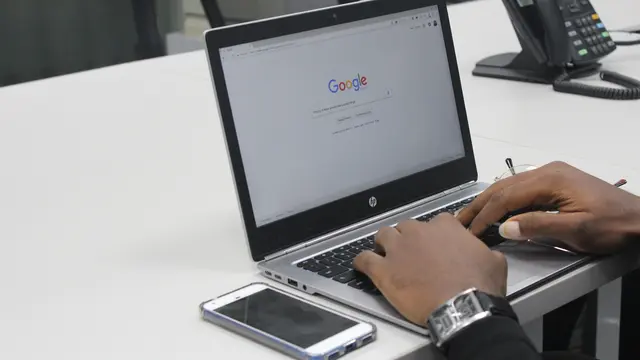 Menggunakan internet/unsplash @dadaben_