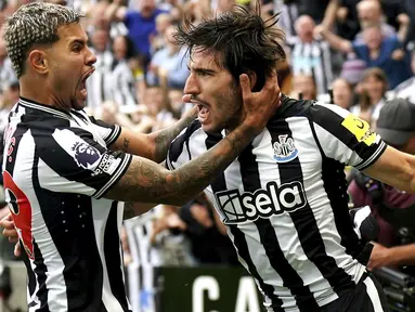 Sejak hampir dua musim lalu, Newcastle United menjelma menjadi klub kaya raya dengan sokongan dana berlimpah dari sang pemilik anyar asal Arab Saudi, Muhammed bin Salman di bawah bendera Public Investment Fund (PIF). Beberapa pemain berkualitas pun didatangkan dengan harga mahal, yang akhirnya mampu mendongkrak prestasi The Magpies. Musim 2023/2024 pun Newcastle United telah mendatangkan 4 pemain baru yang mayoritas juga berharga mahal. Berikut daftar keempatnya. (PA via AP Photo/Owen Humphreys)