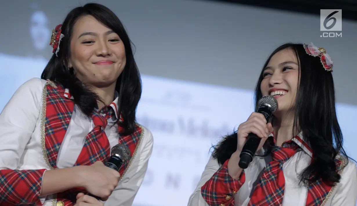 Melody JKT48 (kanan) dan Shania JKT48 (kiri) saat jumpa pers konser Melody Graduation di Jakarta, Jumat (16/3). Manajemen menyiapkan konser Melody Graduation pada 24 Maret jelang kelulusannya. (Liputan6.com/Faizal Fanani)